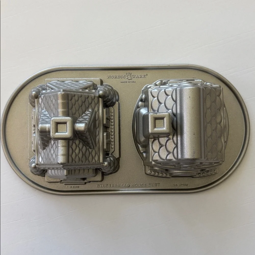 Nordic Ware Gingerbread House Duet Pan Cast Aluminum Baking Pan Holiday 5 Cups